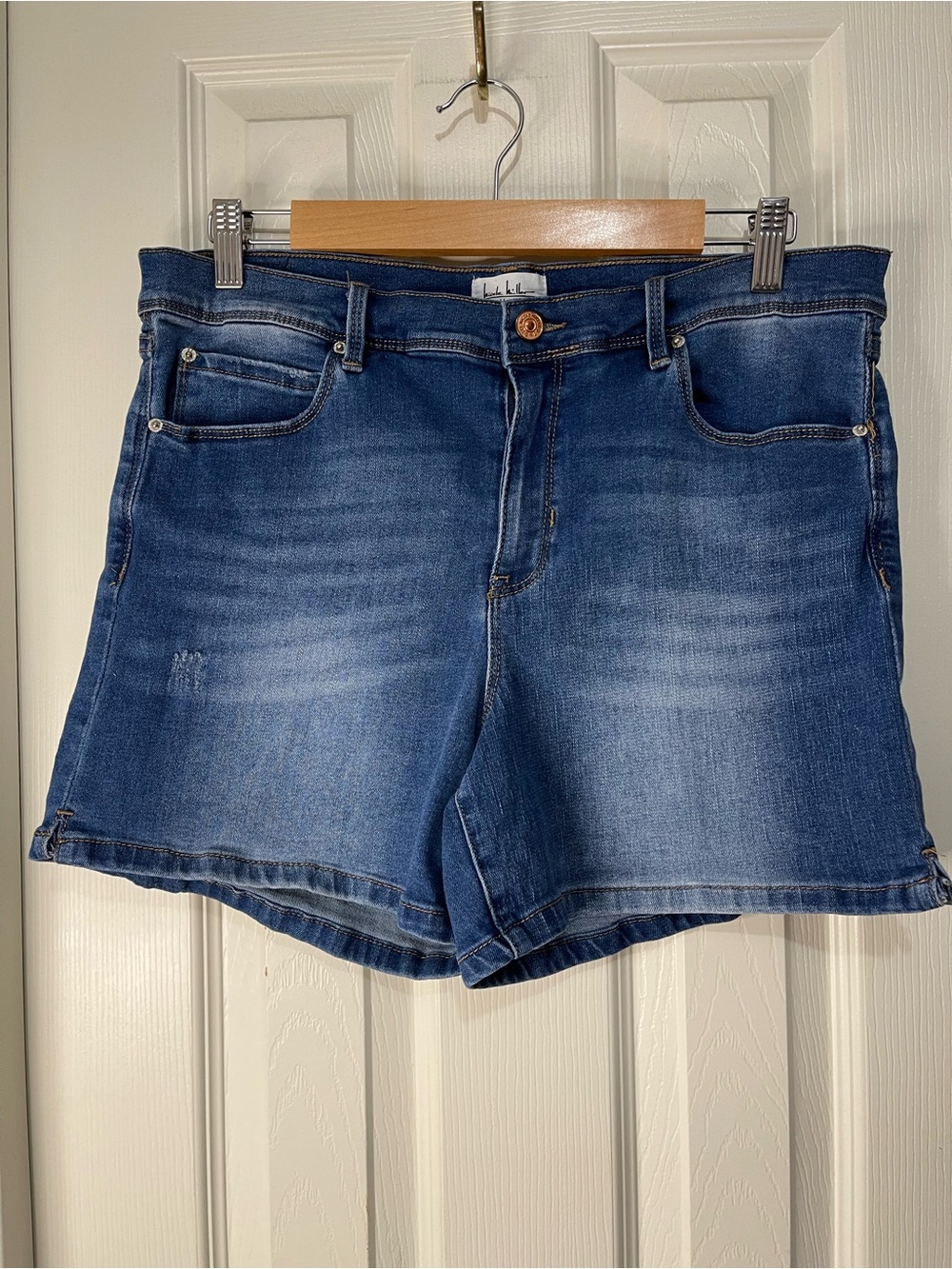 Nicole Miller Lightweight Stretchy Faded Blue Denim Shorts size 12
